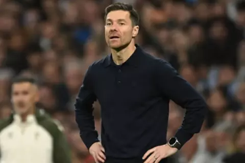 رغم تمسكه بالريدز.. هل سيفرط ليفربول في ألونسو لصالح مانشستر يونايتد؟